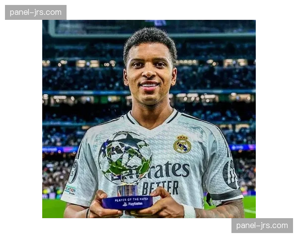 战术博弈：为限制罗德里戈快发界外球，对手球员多次将球踢远